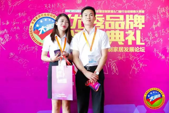 1719015439257842.jpg 熱烈祝賀意博門窗榮膺‘投資潛力品牌’ (1).jpg